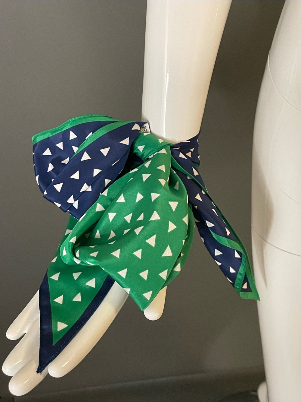 Vintage Vera Green Navy Silky Poly Scarf 7 x 60 In Excellent Cond